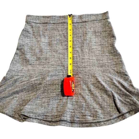 Banana Republic | Ladie's Ruffled Hem Flare Mini Skirt | Size 4 - Picture 6 of 9